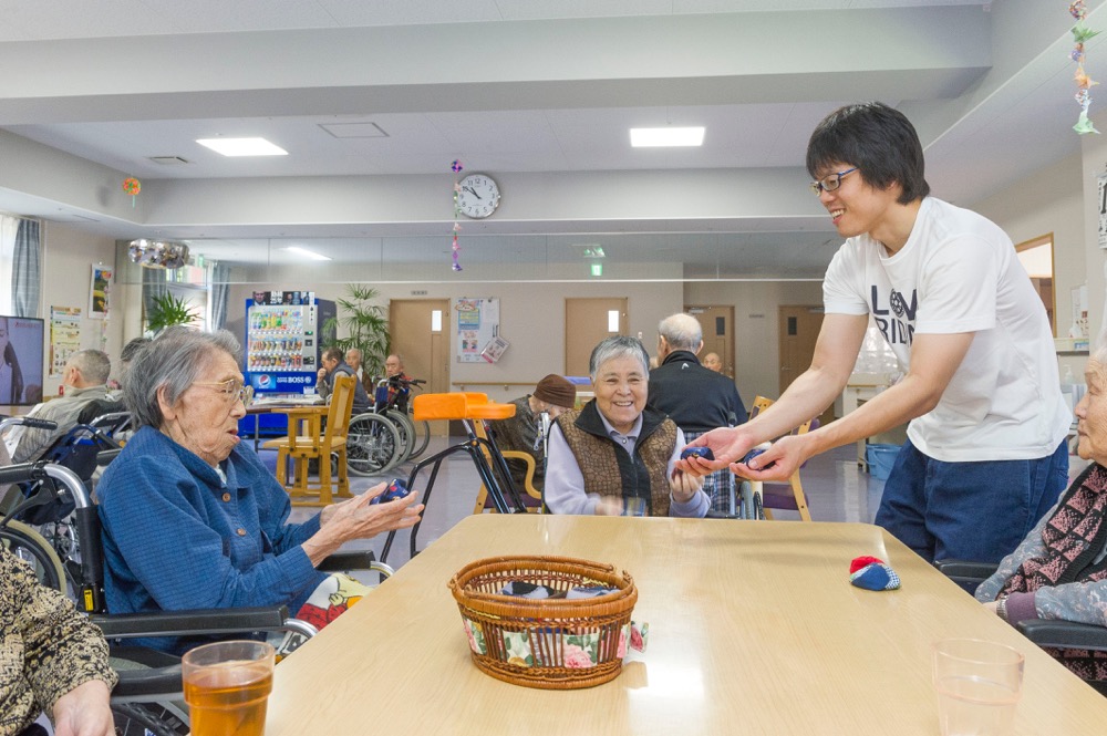 特別養護老人ホーム 美土里荘・介護員と共にレクリエーションを楽しむ入居者たち
